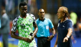 أقيل مدرب نيجيريا قبل أسابيع من انطلاق كأس إفريقيا 