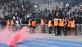 الاتحاد الفرنسي يتعهد بمحاربة "المجانين" في الملاعب 