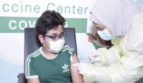الصحة السعودية تنشر صورة أول طفل يتلقى لقاحا ضد كورونا فى المملكة