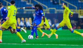 الهلال يتعثر .. يشفي جراحه في مباراة النصر 
