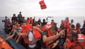 خفر السواحل التونسى ينقذ 28 مهاجرًا غير شرعى فى شمال رأس الجدير