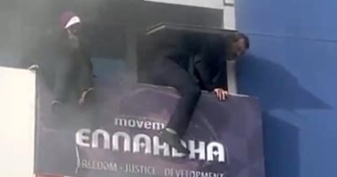 رئيس وزراء تونس الأسبق يقفز من الطابق الثانى بعد حريق مقر النهضة.. فيديو