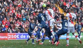 رايو يعود للانتصارات بفضل "النيران الصديقة" 