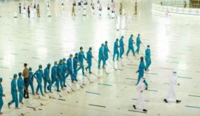"شؤون الحرمين" تعيد ملصقات للتباعد الجسدي في المسجد الحرام بسبب كورونا 