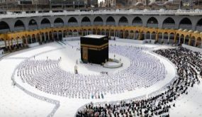 شاهد لحظة تنفيذ قرار إعادة تطبيق إجراءات التباعد بين المصلين فى المسجد الحرام