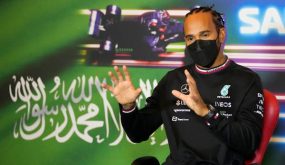 هاميلتون يسعى لتحقيق الفوز الثالث ويؤجل القرار 