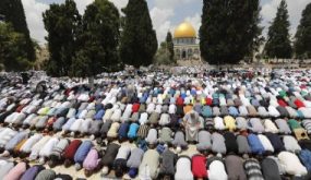 عشرات الآلاف يؤدون صلاة الجمعة فى المسجد الأقصى المبارك