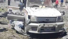 اللحظات الاولى لاستهداف انتحارى قافلة مسؤولين أمميين فى الصومال.. فيديو وصور