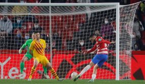 برشلونة يتعثر بالتعادل مع غرناطة 