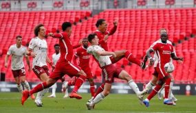 ليفربول يطلب تأجيل مباراة أرسنال بسبب إصابات كورونا 