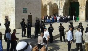مستوطنون يقتحمون باحات الأقصى وسط حماية من شرطة الاحتلال الإسرائيلى