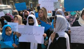 أفغانيات يتحدين طالبان بوسط كابل.. للمطالبة بتعليم الفتيات