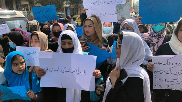 أفغانيات يتحدين طالبان بوسط كابل.. للمطالبة بتعليم الفتيات