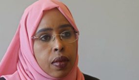 إرهابي يهرع لنائبة صومالية ويضمها.. ليفجر نفسه ويقتلها