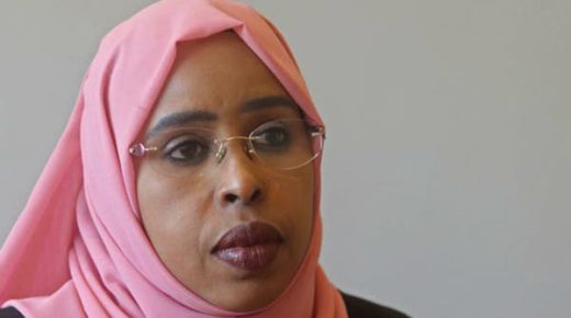 إرهابي يهرع لنائبة صومالية ويضمها.. ليفجر نفسه ويقتلها