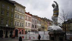 بجهود ذاتية.. مدينة أوكرانية تحاول حماية تراثها من القصف الروسي