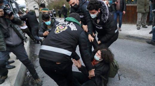 "سُلِمت يداكم".. حليف أردوغان يثير الجدل بعد قمع احتجاجات نسائية جنوب تركيا