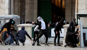 31 مصابا فلسطينيا في مواجهات مع قوات إسرائيلية بساحات الأقصى