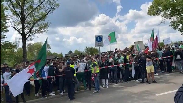جماهير الجزائر تحتج أمام مقر “فيفا”