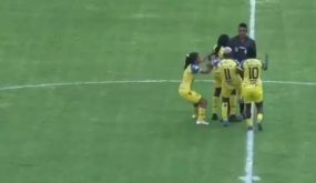 لاعبة تركل حكماً في الدوري الإكوادوري للسيدات