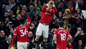مانشستر يونايتد يودّع جماهيره الغاضبة بفوز على برنتفورد