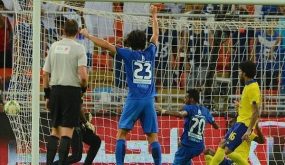 يفشل الهلال في الفوز على منافسه دورياً.. ويهزمه بنهائي كأس الملك