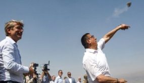 أضرب والريح تصيح.. وزيران لبنانيان يرشقان إسرائيل بالحجارة.. فيديو