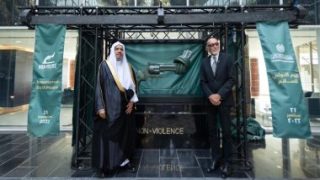 رابطة العالم الإسلامي والأمم المتحدة ووفد من مملكة السويد يحتفون برفع الستار عن “المسدس السلام المعقود” بفرع الرابطة بالرياض