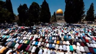 عشرات الآلاف من الفلسطينيين يؤدون صلاة “الجمعة” فى المسجد الأقصى