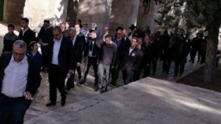 مستوطنون إسرائيليون يهاجمون منازل الفلسطينيين في محافظة نابلس