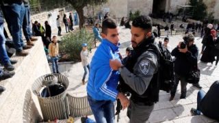 شبان فلسطينيون غاضبون يحفرون “فتحة” بالجدار العازل فى العيزرية بالقدس المحتلة