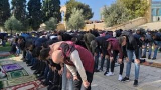 عشرات الآلاف من الفلسطينيين يؤدون صلاة الجمعة في رحاب الأقصى