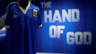 قميص مارادونا يزين معرض قطر قبل مونديال 2022