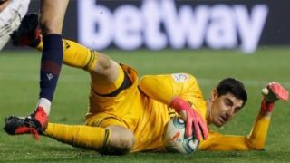 كورتوا مهدد بالغياب عن الريال أمام برشلونة فى كلاسيكو الدورى الإسبانى
