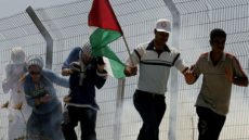 مستوطنون إسرائيليون يهاجمون مركبات المواطنين الفلسطينيين فى رام الله