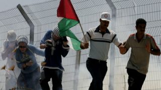مستوطنون إسرائيليون يهاجمون مركبات المواطنين الفلسطينيين فى رام الله