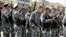 مودع لبنانى يطلق النار على مدخل أحد المصارف.. فيديو
