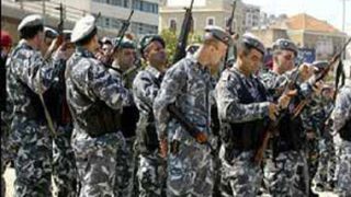 مودع لبنانى يطلق النار على مدخل أحد المصارف.. فيديو