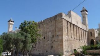 الفلسطينيون يحيون ذكرى الإسراء والمعراج فى المسجد الإبراهيمى بالخليل