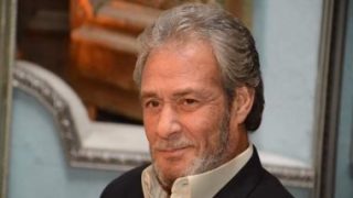 شاهد.. فاروق الفيشاوى يشجع الأهلي فى المدرجات بمناسبة ذكرى ميلاده