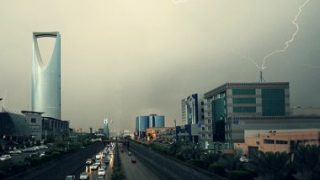 طقس الخليج.. ممطر بالسعودية والبحرين وغائم في الإمارات والكويت