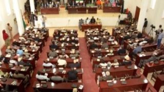 برلمان الصومال يقر قانون مكافحة الإرهاب وسط الحرب على حركة الشباب