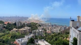 حريق ضخم بأحد المباني المطلة على مرفأ بيروت.. والأسباب مجهولة