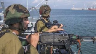 زوارق الاحتلال الإسرائيلي تستهدف مراكب الصيادين الفلسطينيين في بحر غزة