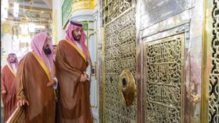 محمد بن سلمان يزور المسجد النبوى و”قباء” ويصلى فى الروضة الشريفة.. صور