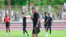 أوسوريو يواصل تدوين ملاحظاته فى الزمالك بقلمين أزرق وأحمر قبل مواجهة الأهلى.. صور