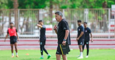 أوسوريو يواصل تدوين ملاحظاته فى الزمالك بقلمين أزرق وأحمر قبل مواجهة الأهلى.. صور