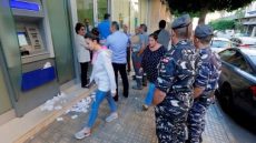 وزير لبنانى سابق متهم بالاختلاس يعود إلى بيروت
