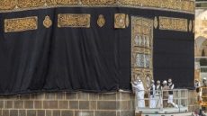 بدء أعمال تغيير كسوة الكعبة المشرفة