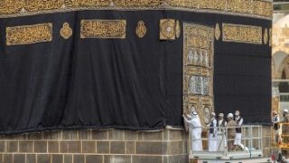 بدء أعمال تغيير كسوة الكعبة المشرفة